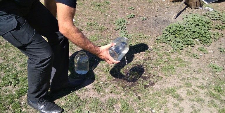 Святкове: на Рівненщині поліцейські вилучили сотні літрів спирту та закваски